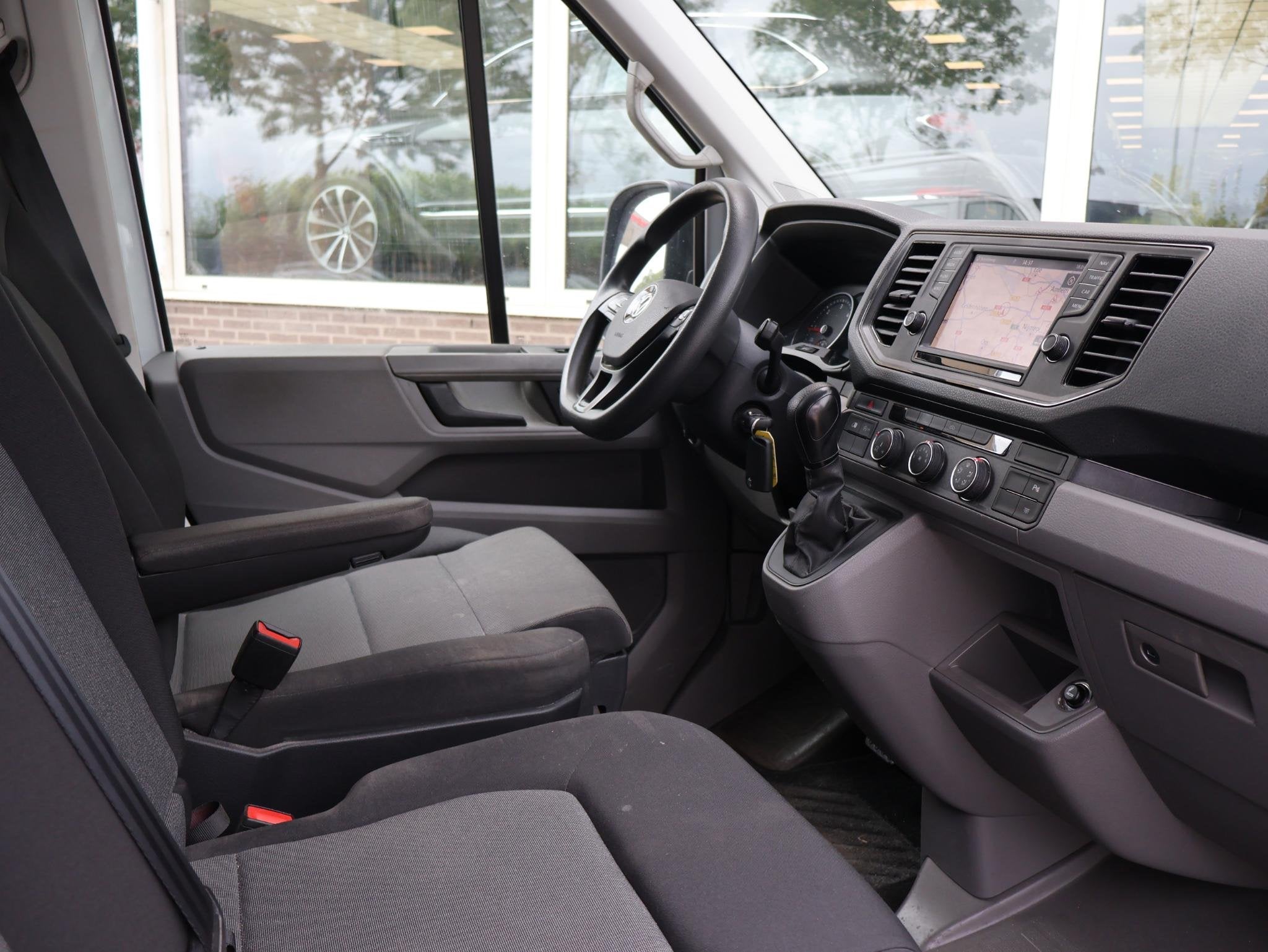 Volkswagen Crafter 35 2.0 TDI 140 PK DSG L4H3 + 3000 KG TREK, Auto's, Stof, Gebruikt, Euro 6, 4 cilinders