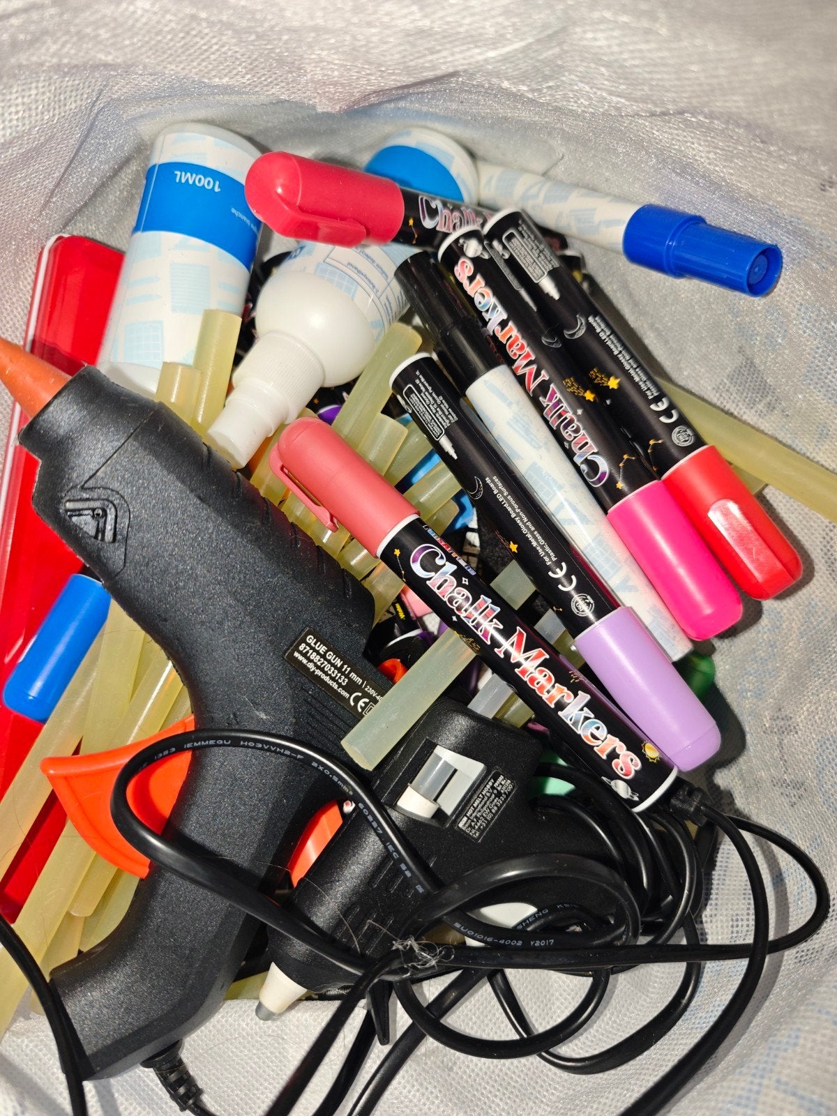 Tas vol kleurrijke Chalk Markers en lijmpistolen, Ophalen