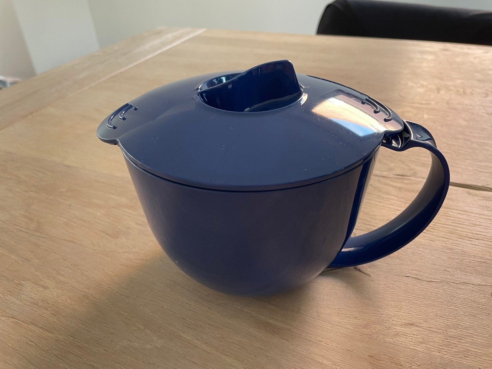 Nieuwstaat Tupperware magnetron 500 ml sauskom / schenkkan, Blauw, 500 ml, Beker of Kan, Vaatwasserbestendig