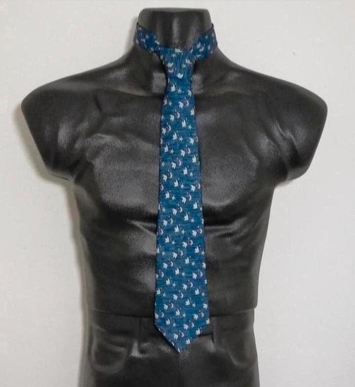 Blauwe stropdas van 100% zijde met dessin van Hermès, Kleding | Heren, Verzenden, Zo goed als nieuw, Blauw, Met patroon