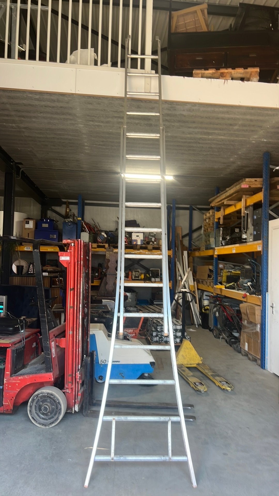 Aluminium ladeer 8meter hoog 24 treden, Ophalen, Zo goed als nieuw, Minder dan 2 meter