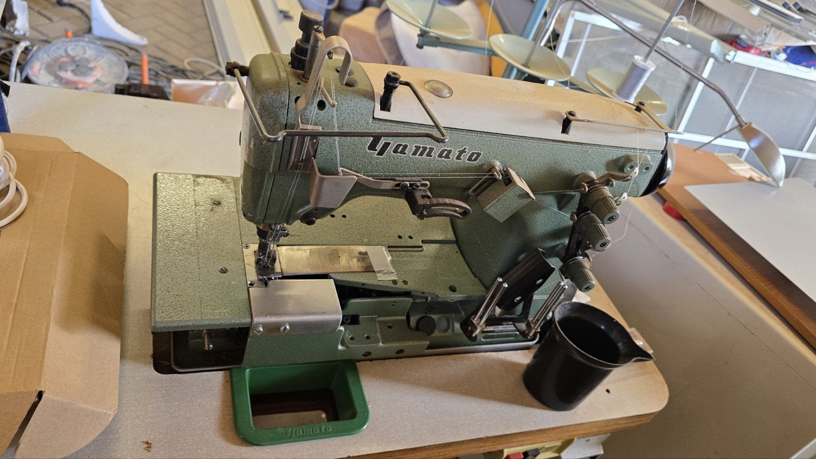 Yamato DV-1409MB Industriële Interlock Machine - 230V (Huiss, Ophalen of Verzenden, Naaimachine, Overige merken