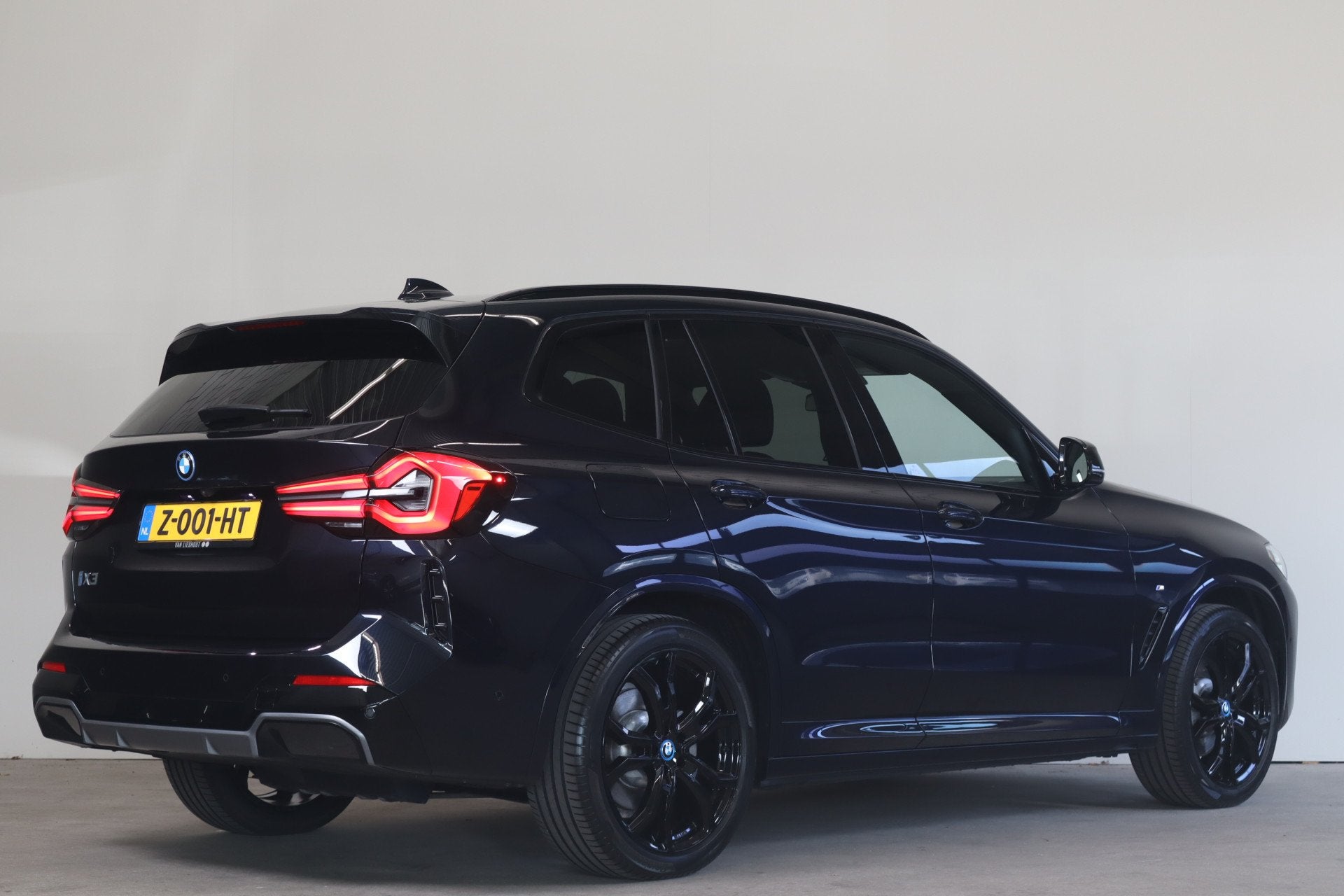 BMW iX3 High Executive 80 kWh SOH 96% NL-Auto! Pano-Dak I Le, Auto's, Achterwielaandrijving, Gebruikt, 750 kg, Zwart