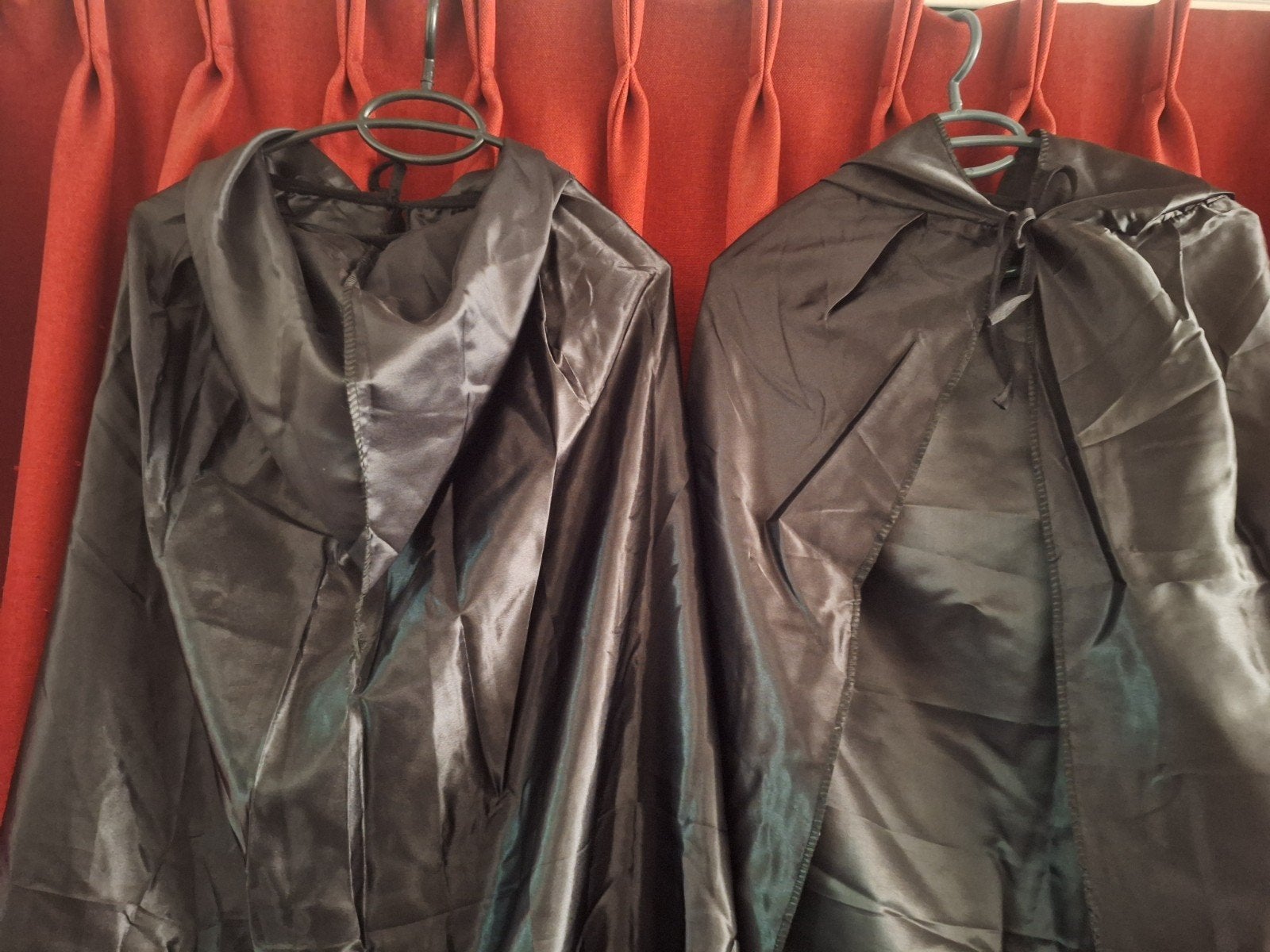 4 zwarte fantasy capes met capuchon – fotoshoot / theater /, Maat 48/50 (M), Ophalen of Verzenden, Zo goed als nieuw, Halloween