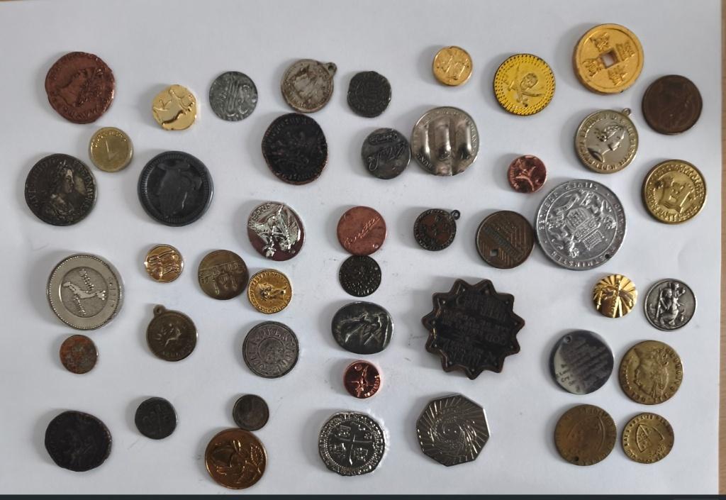lot penningen, hangertjes, replica's etc. H9, Ophalen of Verzenden, Overige materialen, Buitenland