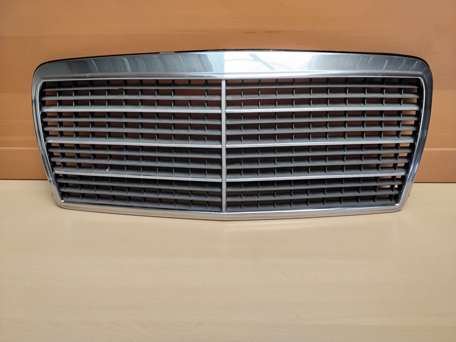 Mercedes W124 Originele Facelift Grille, Gebruikt, Voor, Mercedes-Benz, Ophalen of Verzenden
