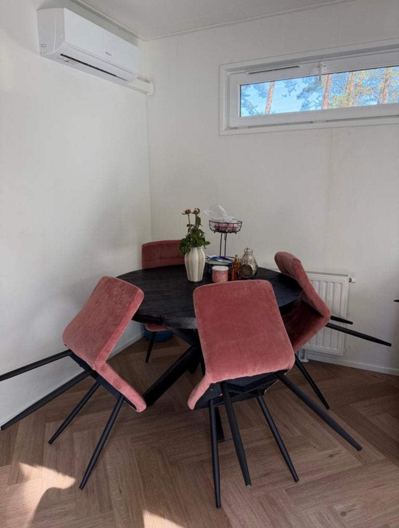 Velvet stoelen mango houten ronde tafel (ophalen vierhouten), Huis en Inrichting, Ophalen, Zo goed als nieuw, 75 m² of meer, Laminaat