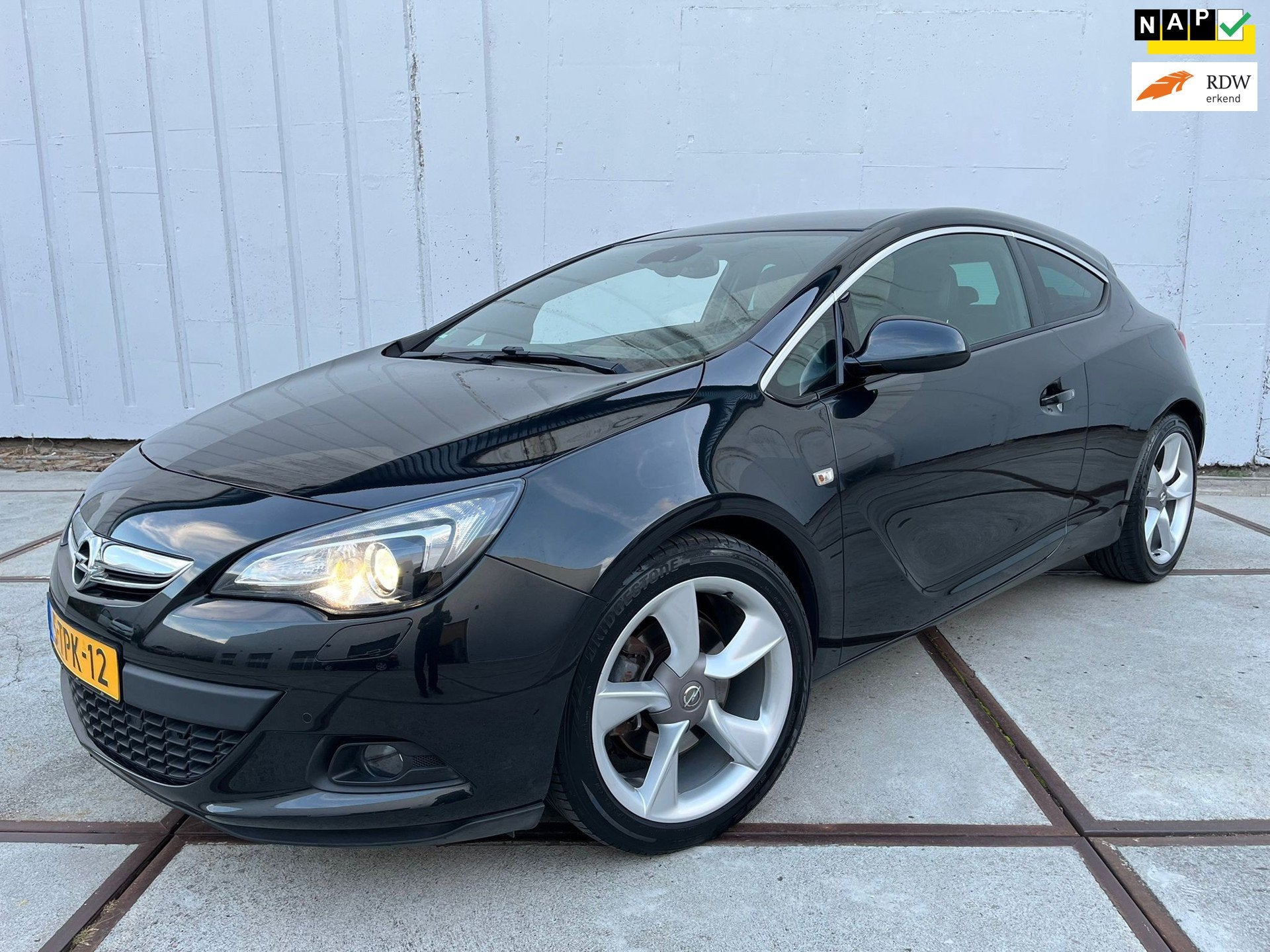 Opel Astra GTC 1.6 Turbo 200 pk Sport | NAP | clima | navi |, Auto's, Opel, Euro 5, Gebruikt, 4 cilinders, Zwart