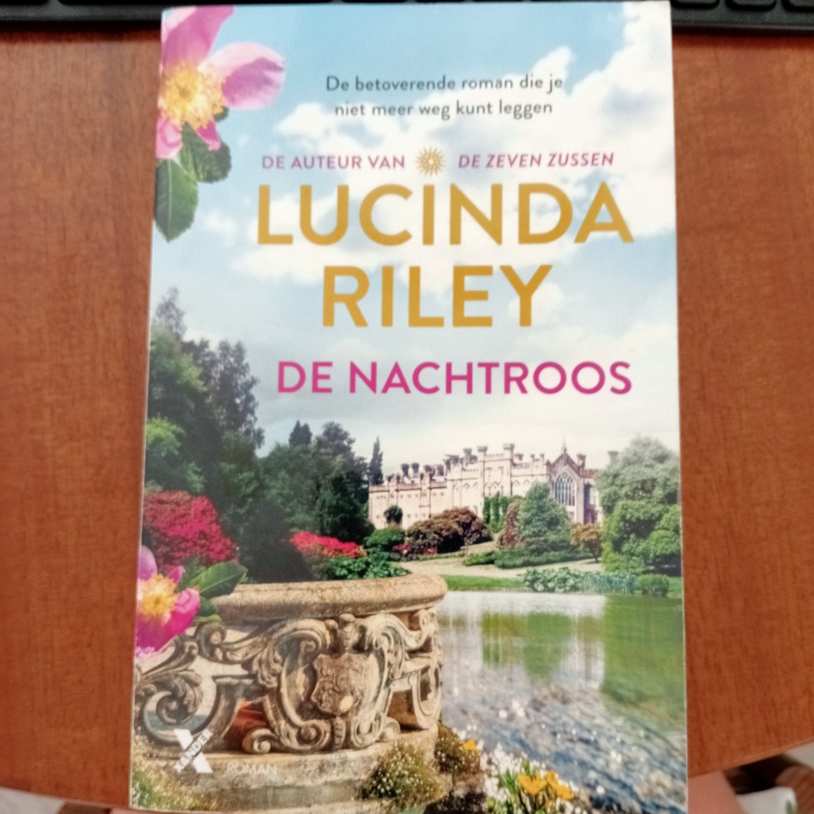 Lucinda Riley - De nachtroos, Boeken, Ophalen of Verzenden, Zo goed als nieuw, Lucinda Riley