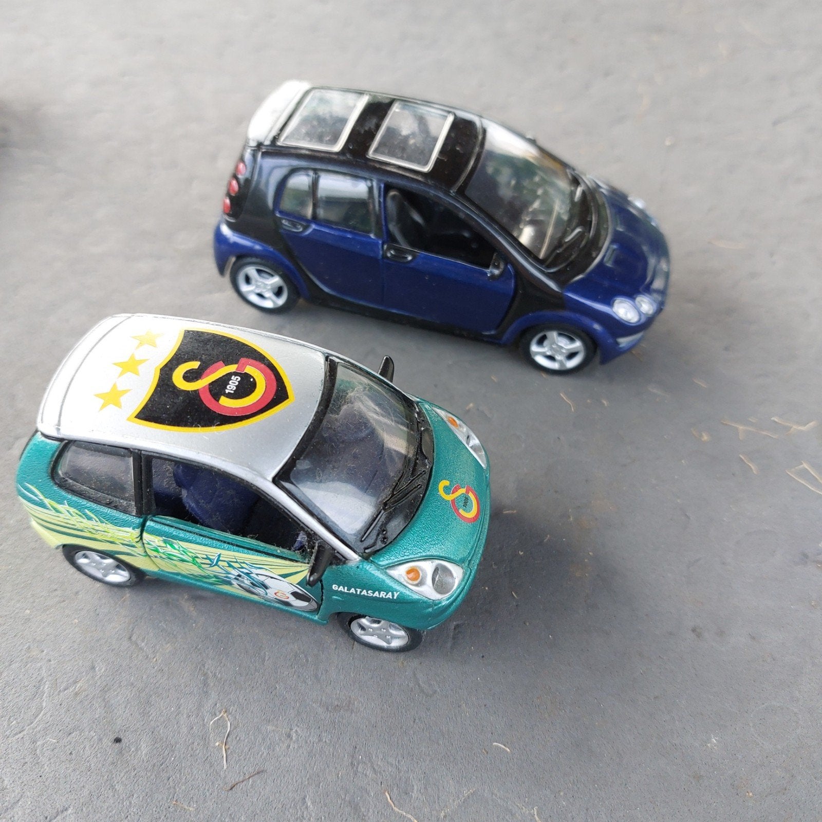 2x Maisto Smart Forfour modelauto's, Ophalen of Verzenden, Gebruikt, Auto, Overige merken