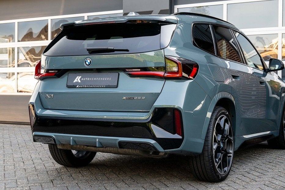 BMW X1 25e xDrive M Sport | Panorama | Shadow | Maxton | Cam, Auto's, BMW, 0 cilinders, Gebruikt, Alcantara, Bedrijf