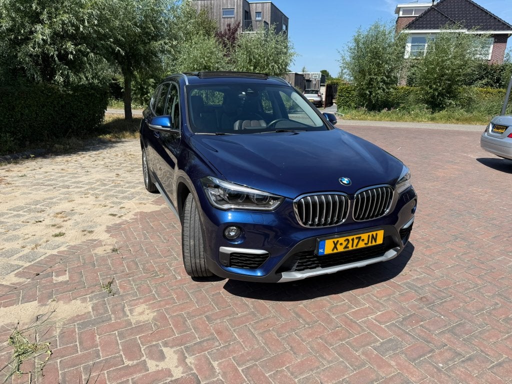 BMW X1 sDrive20i X-Line  Pano | HUD | Trekhaak | 69.000 km, Auto's, 1998 cc, 1800 kg, Zwart, Blauw