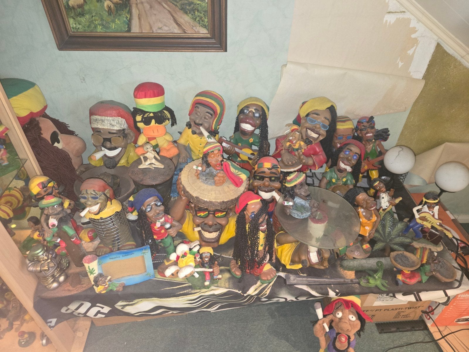 Rasta beelden, knuffels, kaarten, asbakken en vitrinekasten, Ophalen, Zo goed als nieuw
