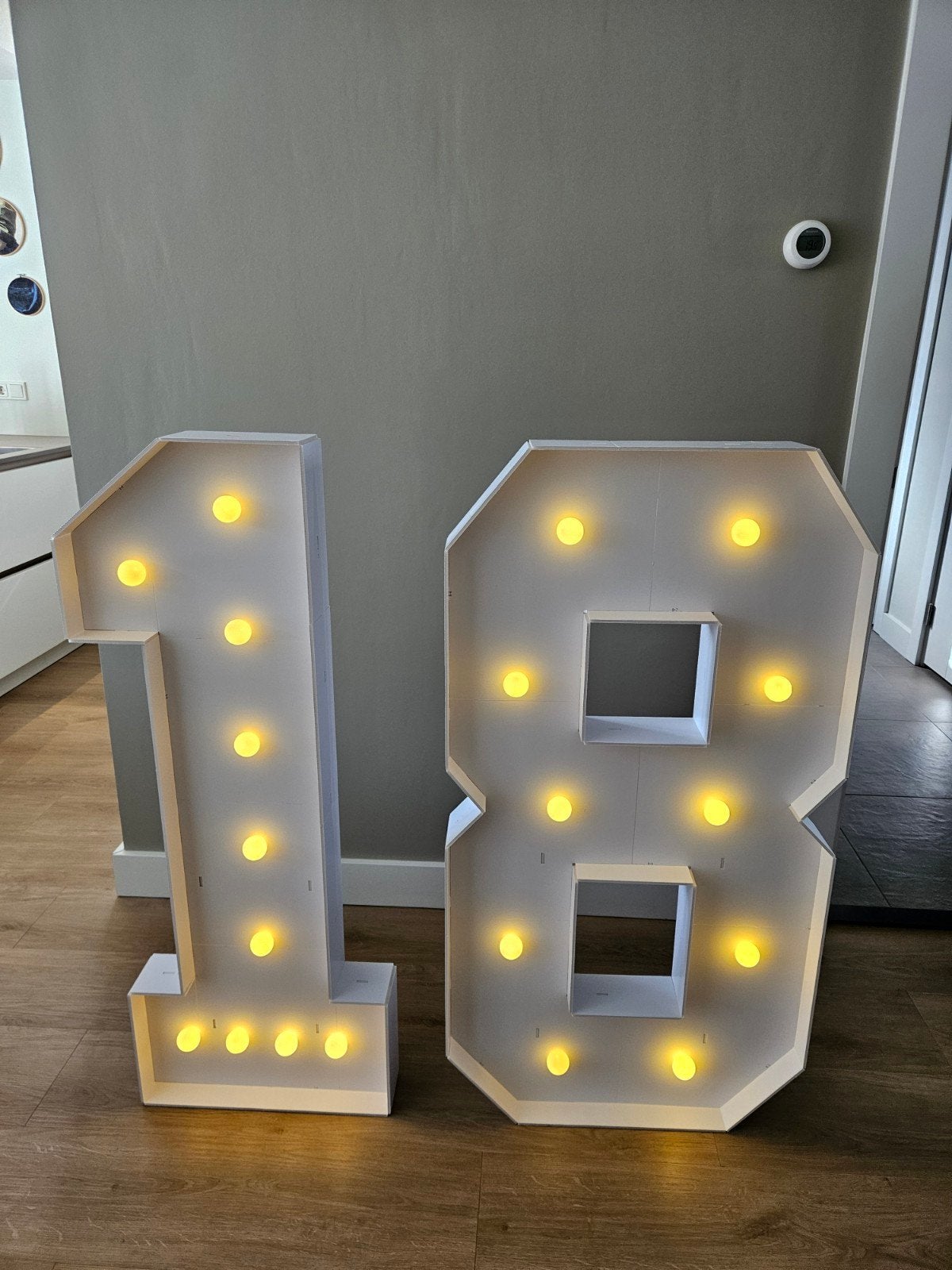 18 en 50 cijfers 1 / 8 / 5 / 0 met lichtjes, Huis en Inrichting, Ophalen, Papier/karton