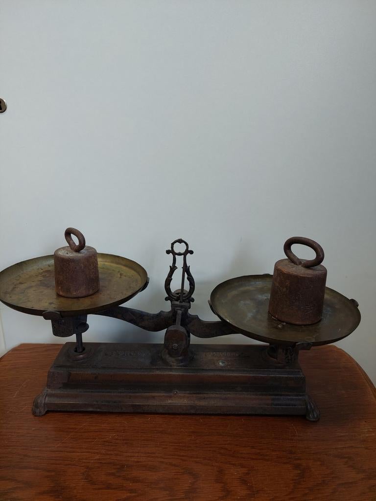 Antieke gietijzeren weegschaal met koperen schalen, Antiek en Kunst, Antiek | Overige Antiek, Ophalen of Verzenden