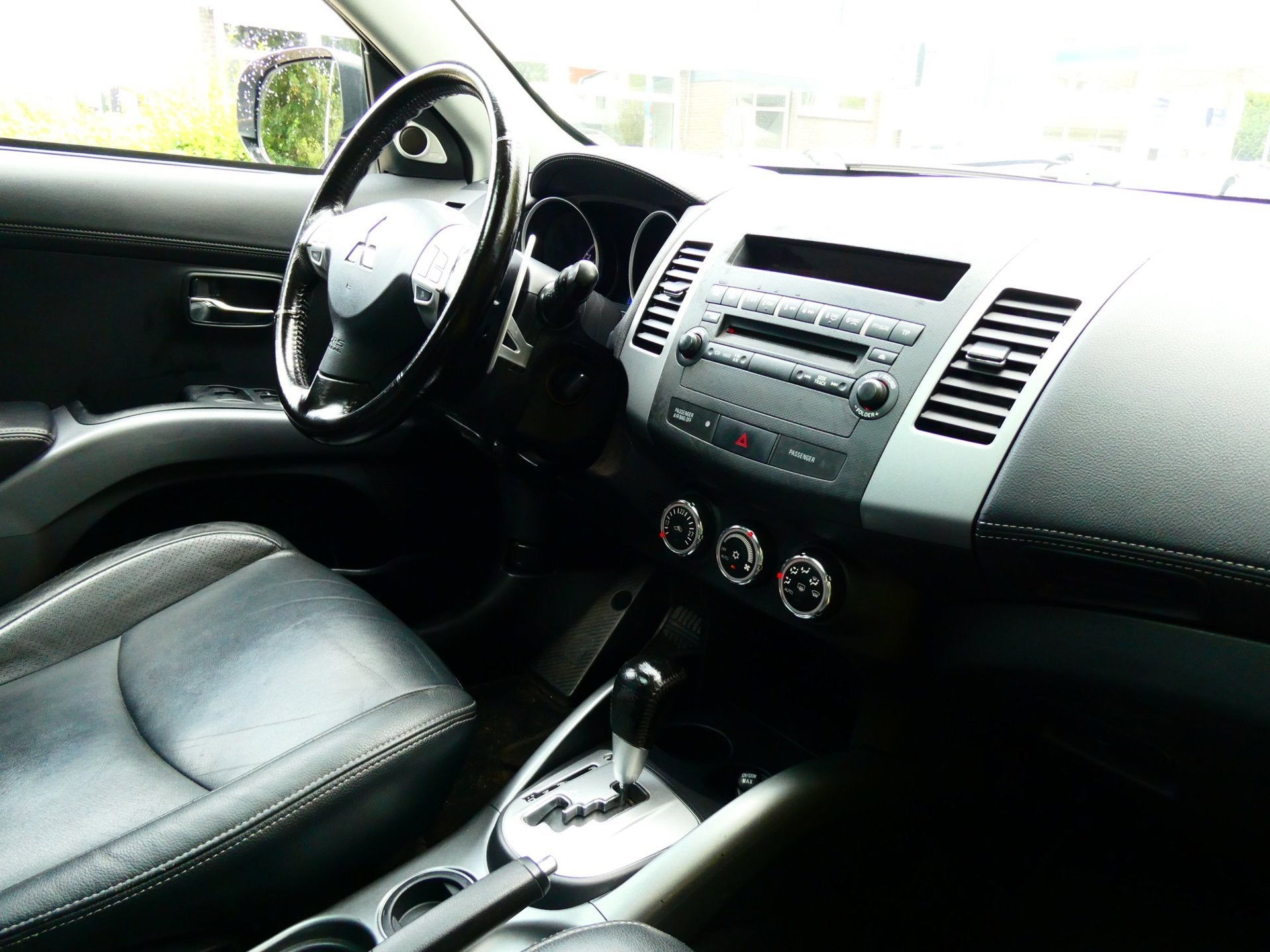 Mitsubishi Outlander 2.0i 147pk Automaat 2e eig. Leder Schui, Auto's, Automatische klimaatregeling, Zwart, 4 cilinders, Zwart