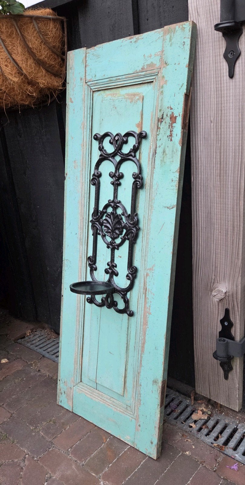 Oude Franse houten luik met zwart gietijzeren wand ornament, Ophalen