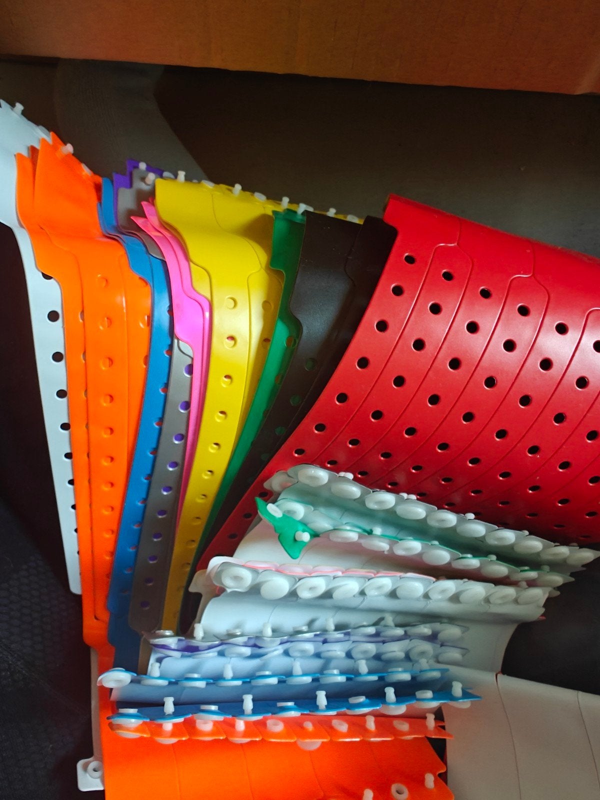 200 Vinyl Polsbandjes voor Evenementen - Diverse Kleuren, Hobby en Vrije tijd, Feestartikelen, Ophalen of Verzenden, Nieuw, Overige