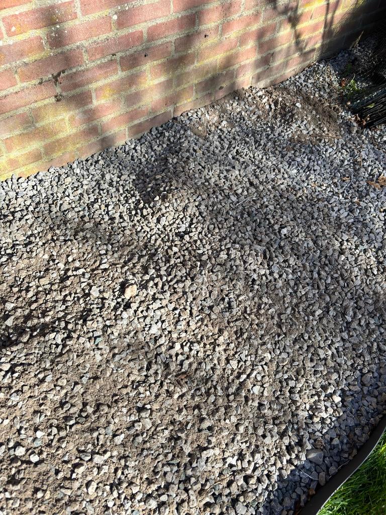 Gratis af te halen: Splitsteentjes/grind (zelf scheppen), Tuin en Terras, Grind, Keien en Split, Ophalen, Gebruikt, Grijs, Grind