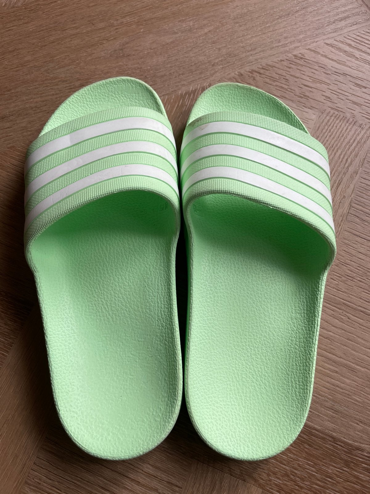 ADIDAS ADILETTE slippers groen-wit, maat 37, Ophalen of Verzenden, Gedragen, Groen, Slippers