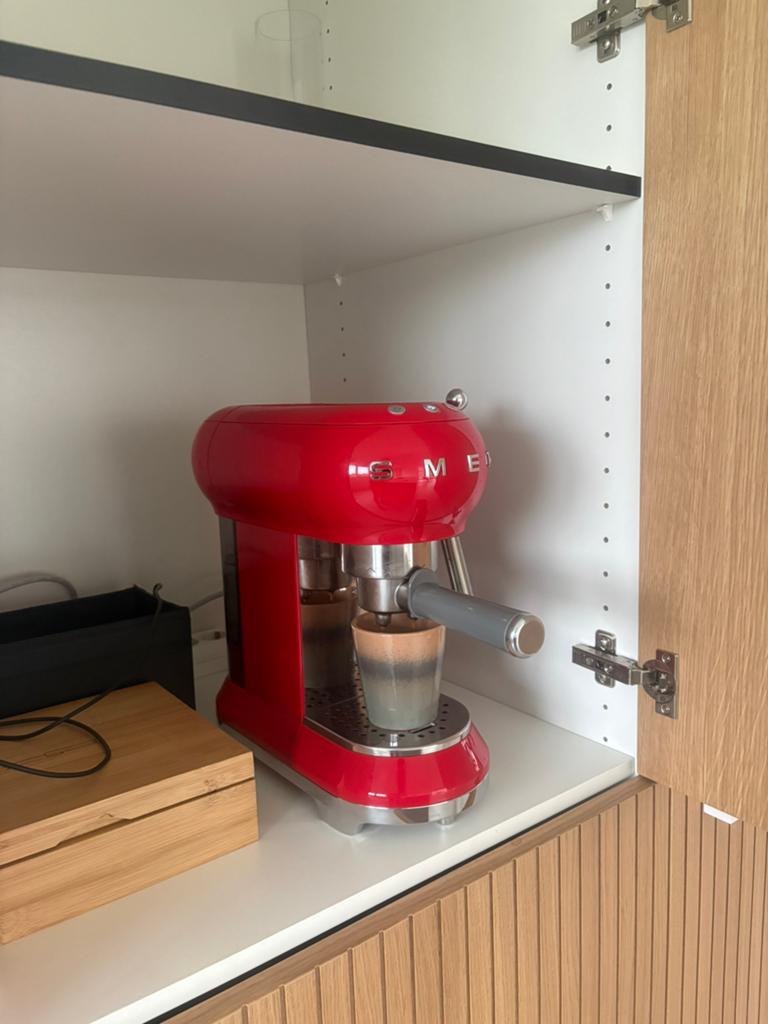 Smeg ECF01RDEU koffiemachine rood, Ophalen of Verzenden, Espresso apparaat, Gemalen koffie