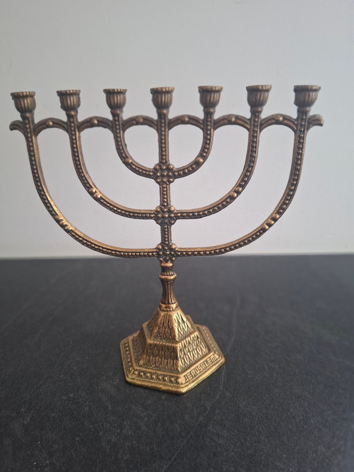 Prachtige Geheel Bewerkte Messing Menora - 20.5cm Hoog, Antiek en Kunst, Ophalen of Verzenden, Koper of Brons
