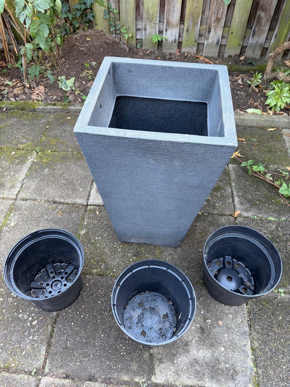 Grote grijze bloempot met 3 binnenpotten, Tuin en Terras, Gebruikt, Balkon, Vierkant, Beton