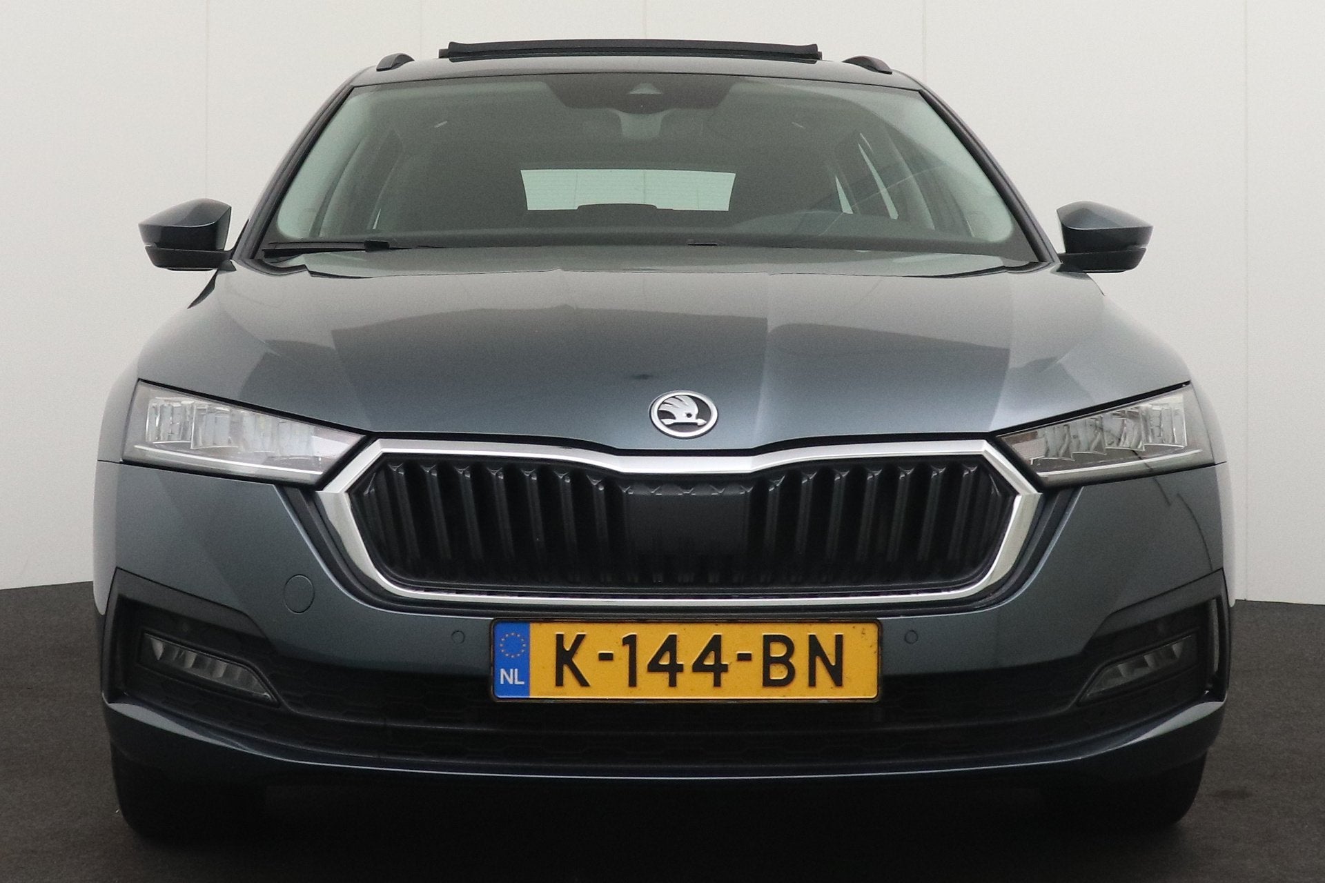 Skoda Octavia Combi 111 PK TSI Business+ Pano-dak Climate El, Auto's, Stof, Origineel Nederlands, 3 cilinders, Zilver of Grijs