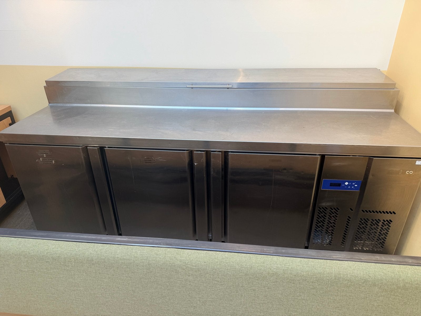 RVS Koelwerkbank met 3 deuren en opzetvitrine, Zakelijke goederen, Horeca | Keukenapparatuur, Ophalen of Verzenden, Gebruikt, Koelen en Vriezen
