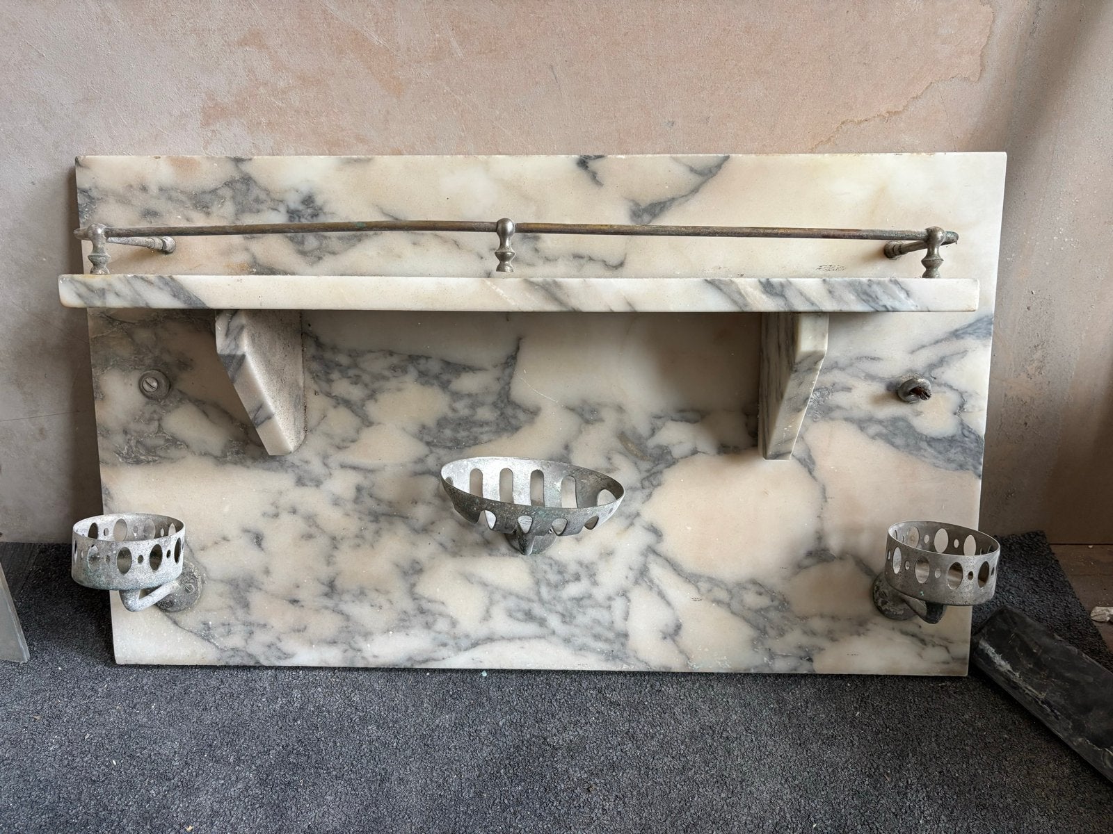 Antieke marmeren badkamerplank met accessoires, Ophalen