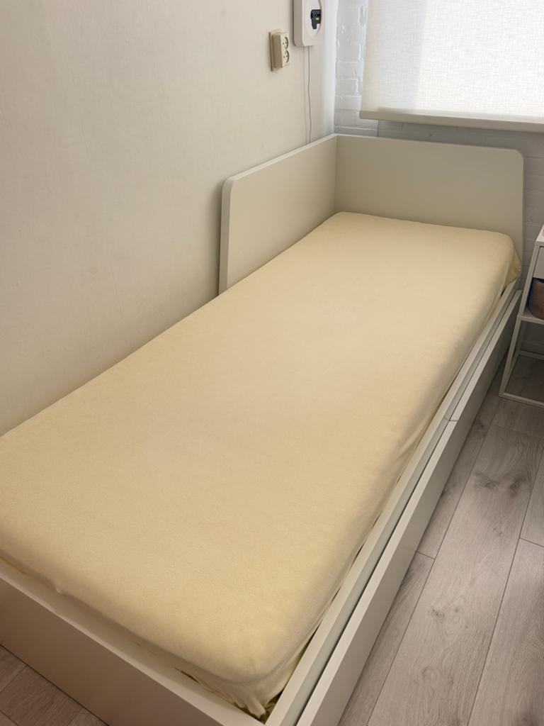 Ikea Flekke bedbank met 2 matrassen en opberglades, Huis en Inrichting, Slaapkamer | Bedden, Ophalen, Verstelbaar, Wit, Tweepersoons