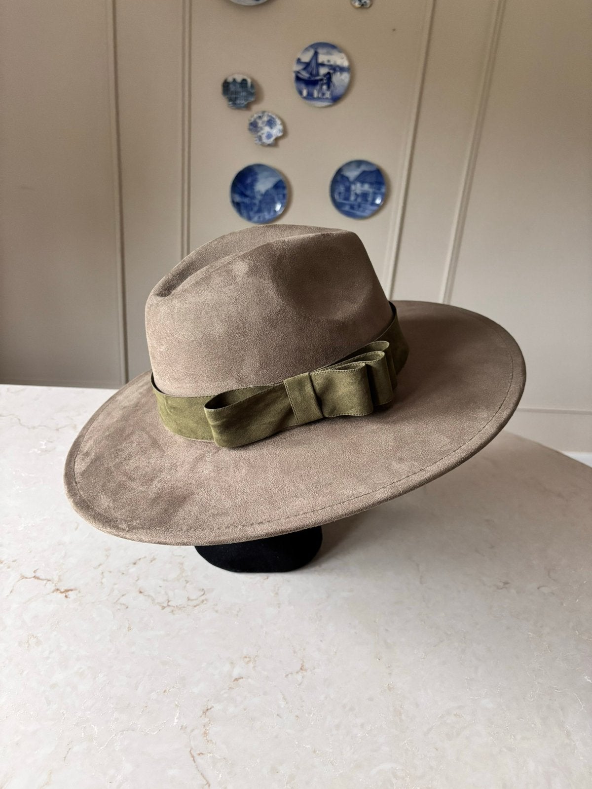 Olijfgroene suède dames fedora/cowboyhoed dameshoed groene, Kleding | Dames, Ophalen of Verzenden, Nieuw, One size fits all, Hoed