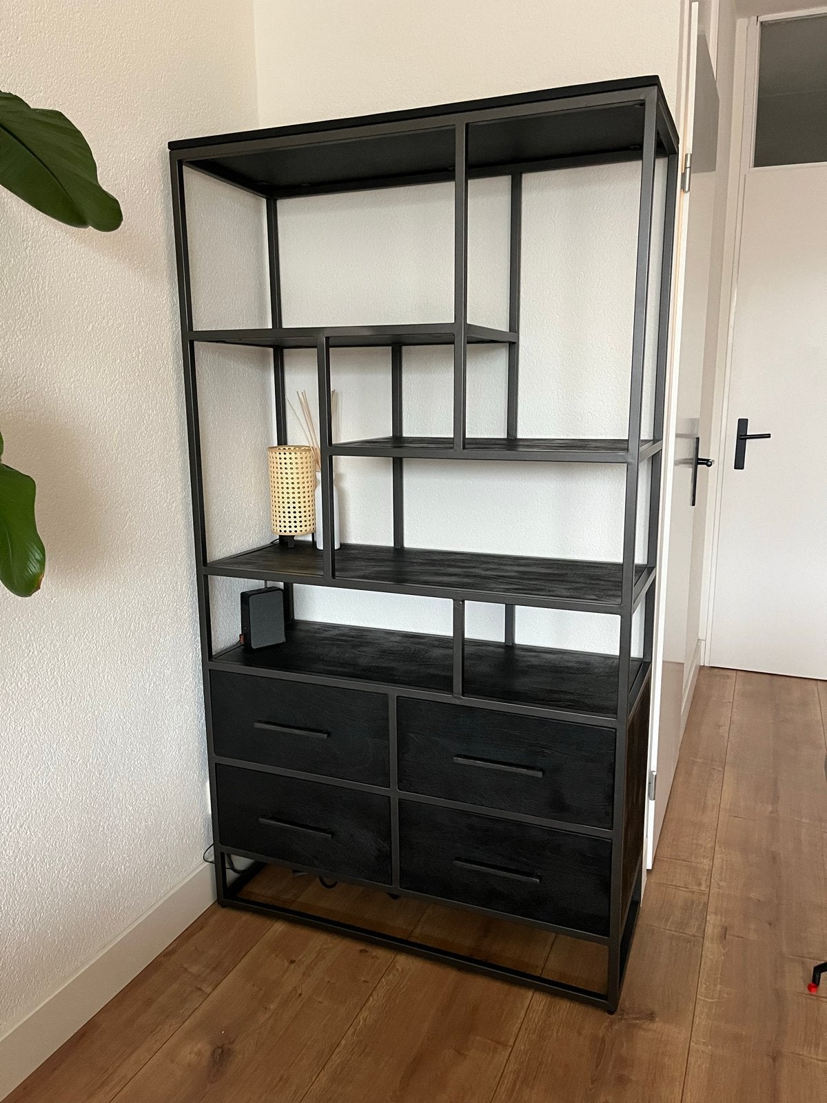 Zwart metalen en (mango)houten kast met lades, Ophalen, 100 tot 150 cm, Zo goed als nieuw, Metaal