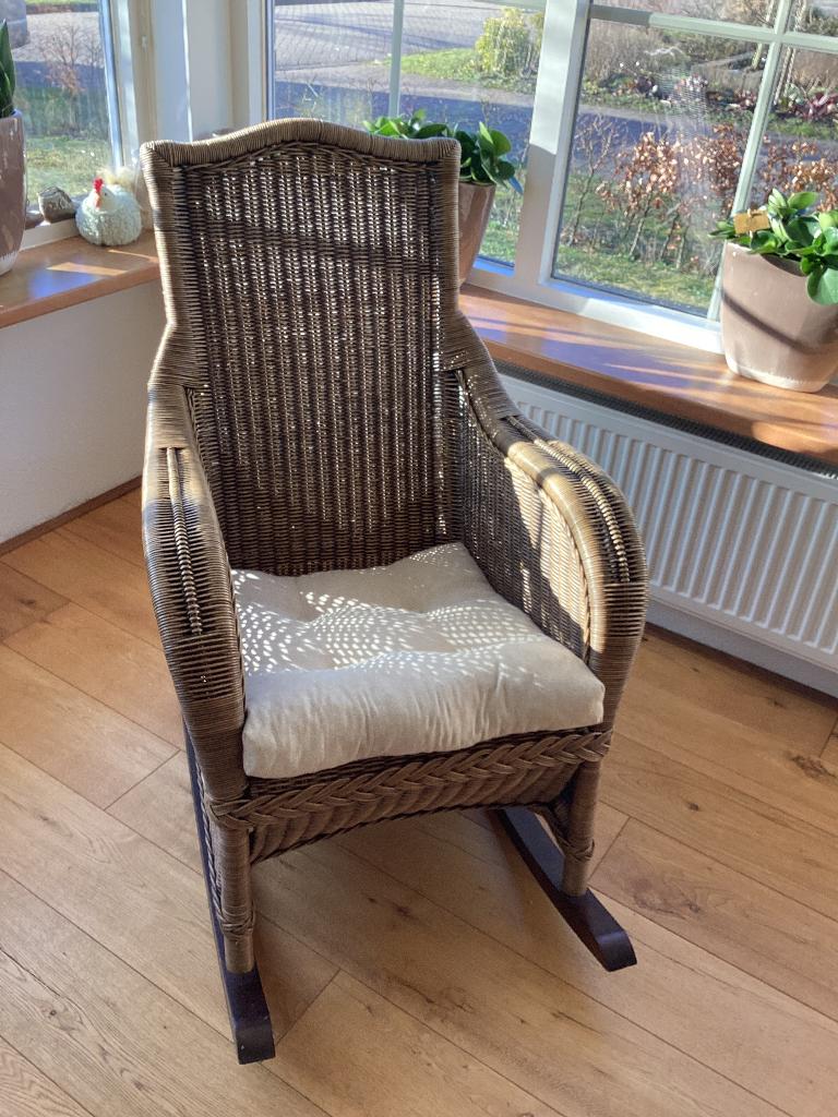 Rotan schommelstoel met opbergvak, Ophalen, Zo goed als nieuw, Stoel(en)