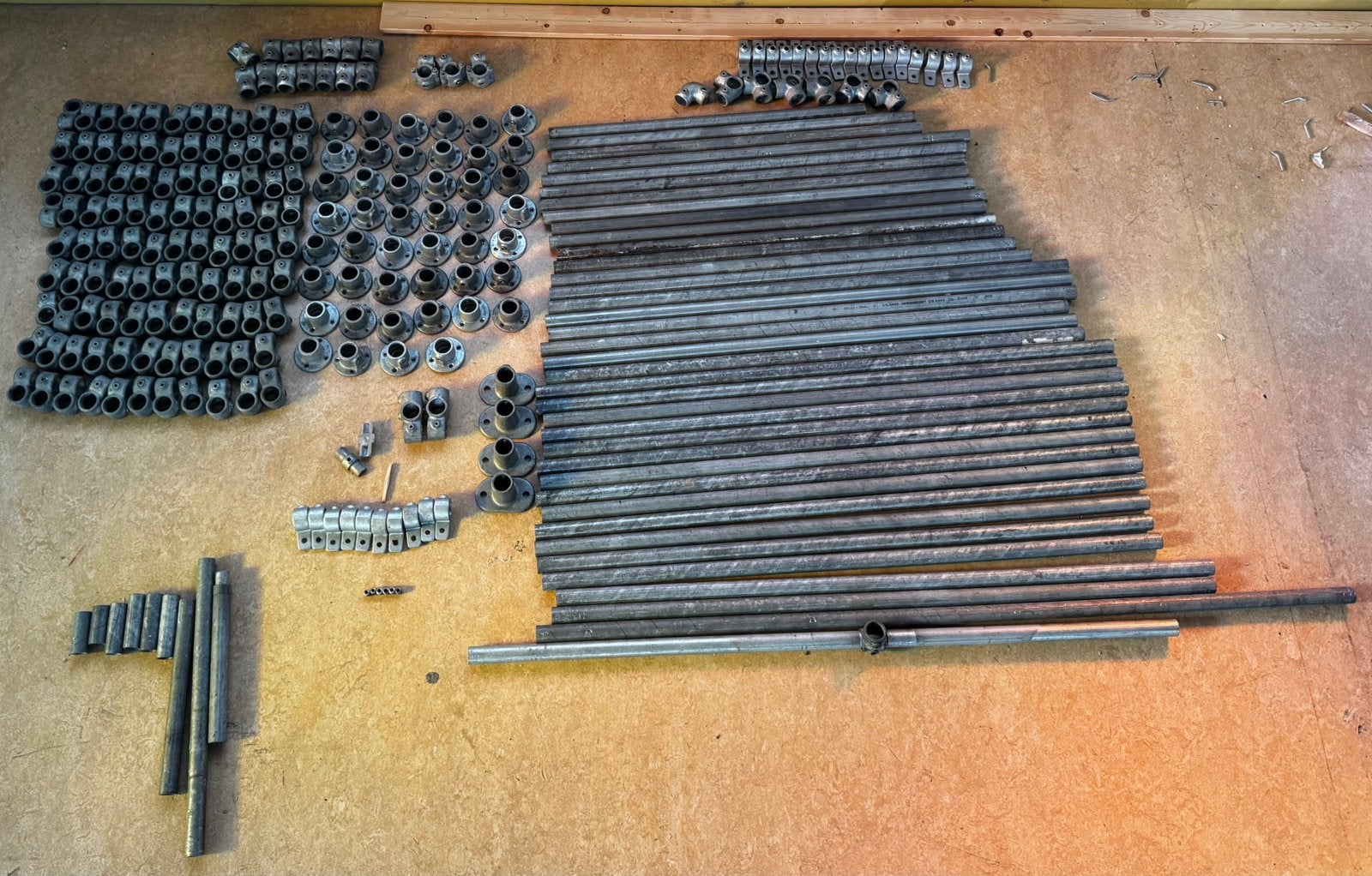 Partij steigerbuizen (33,7mm) + div. koppelingen, Ophalen, Gebruikt, 250 mm of meer