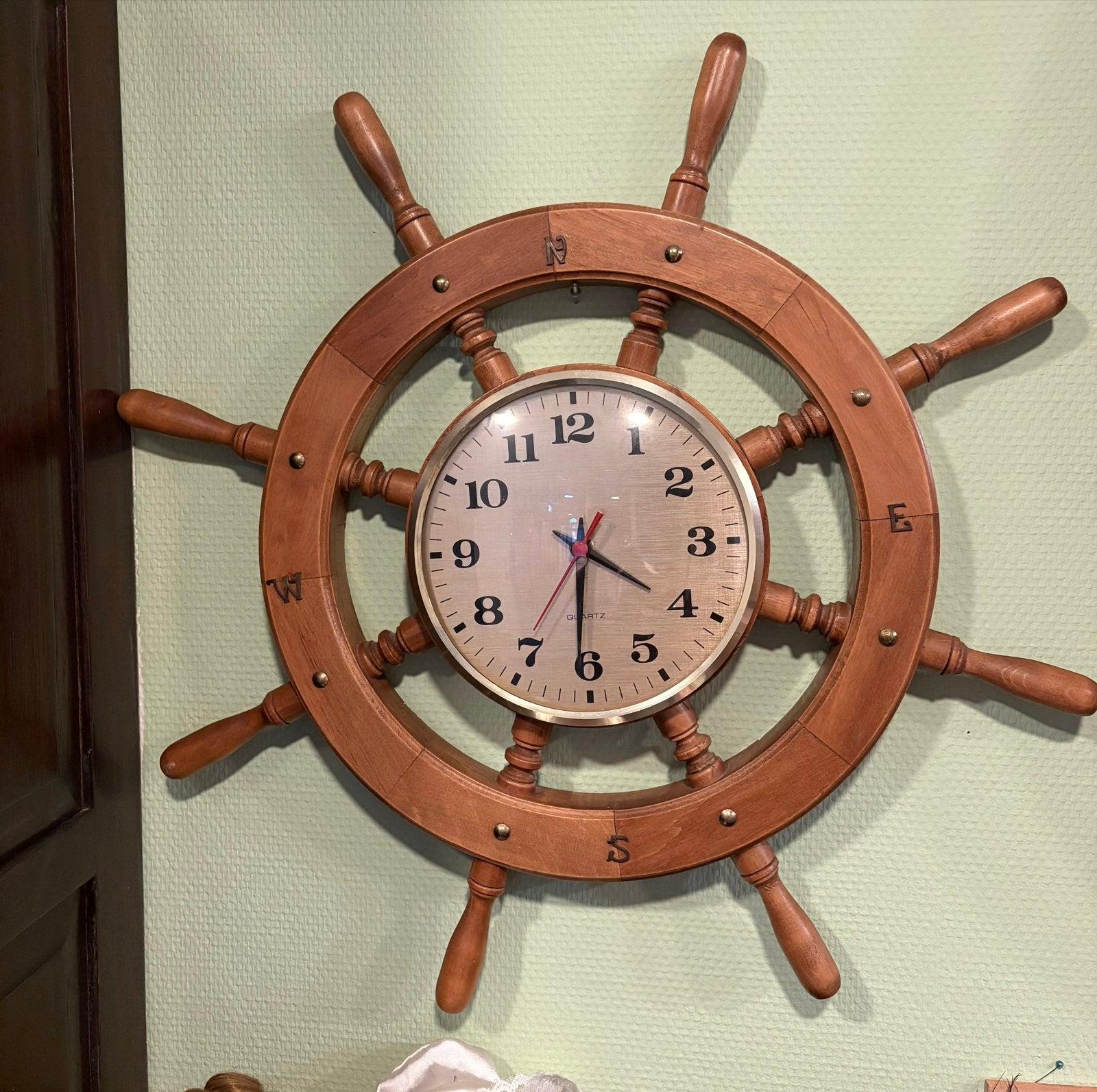 Decoratieve scheepsroer klok - 38 cm, Ophalen, Analoog, Wandklok, Gebruikt