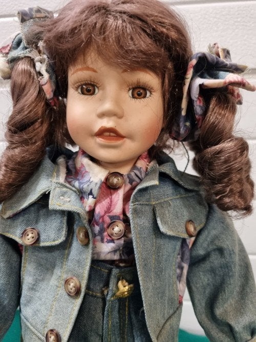 pop jaren 80 porselein op standaard, Verzamelen, Poppen, Ophalen of Verzenden, 'T Olde Gre-j, Info@toldegrej.nl, Endepoelstraat 20f Didam