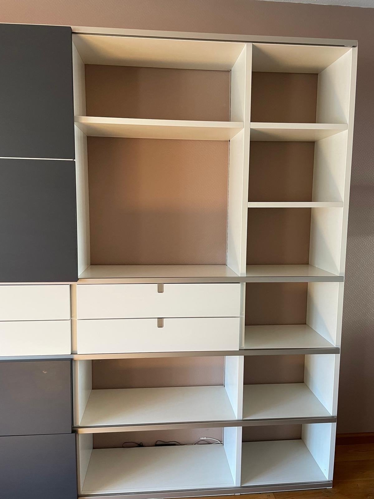 Foto 3 van Moderne wandkast met schuifdeuren en lades