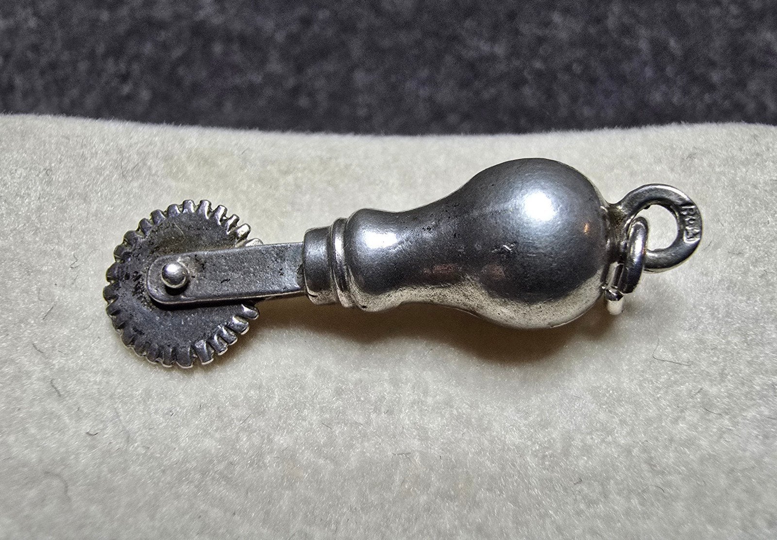 Zilveren vintage bedel radeerwieltje, Ophalen of Verzenden, Zo goed als nieuw, Zilver, Overige merken
