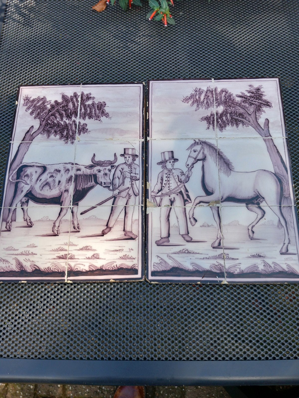 Antieke tegeltableau man met koe en man met paard mangaan, Ophalen of Verzenden
