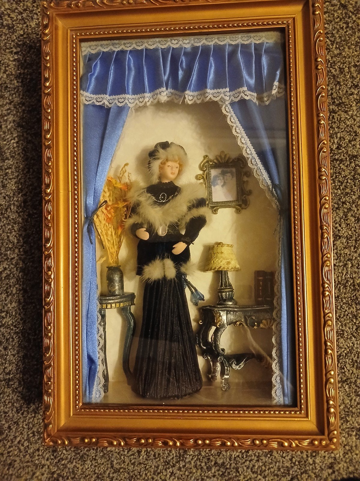 Vintage Poppenkastje met Pop en Meubeltjes - 37x23,5x8cm, Ophalen
