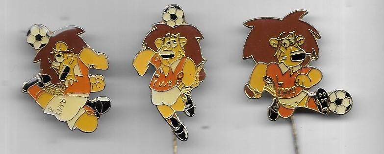 3 X LOEKI DE LEEUW VOETBAL PINS, Verzamelen, Ophalen of Verzenden, Zo goed als nieuw, Sport, Speldje of Pin