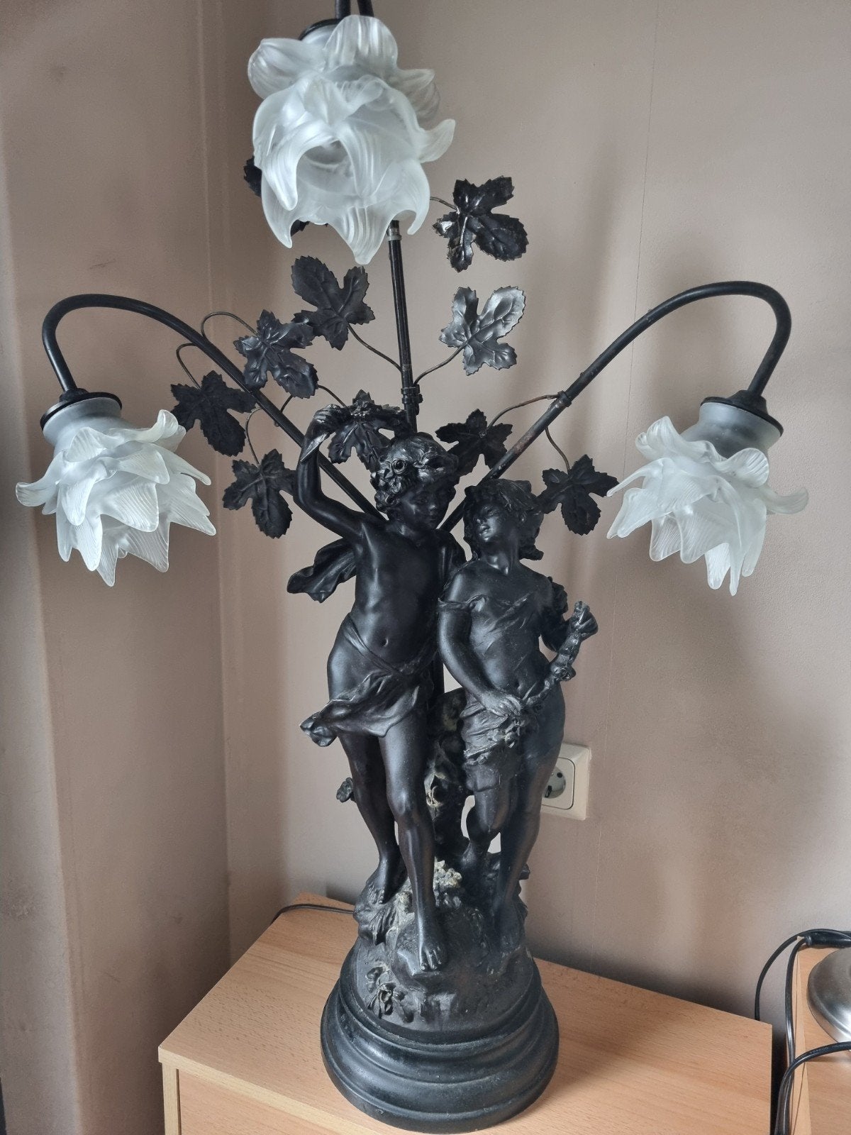 Auguste Moreau lamp met drie mooie glazen lampenkappen, Ophalen, Gebruikt