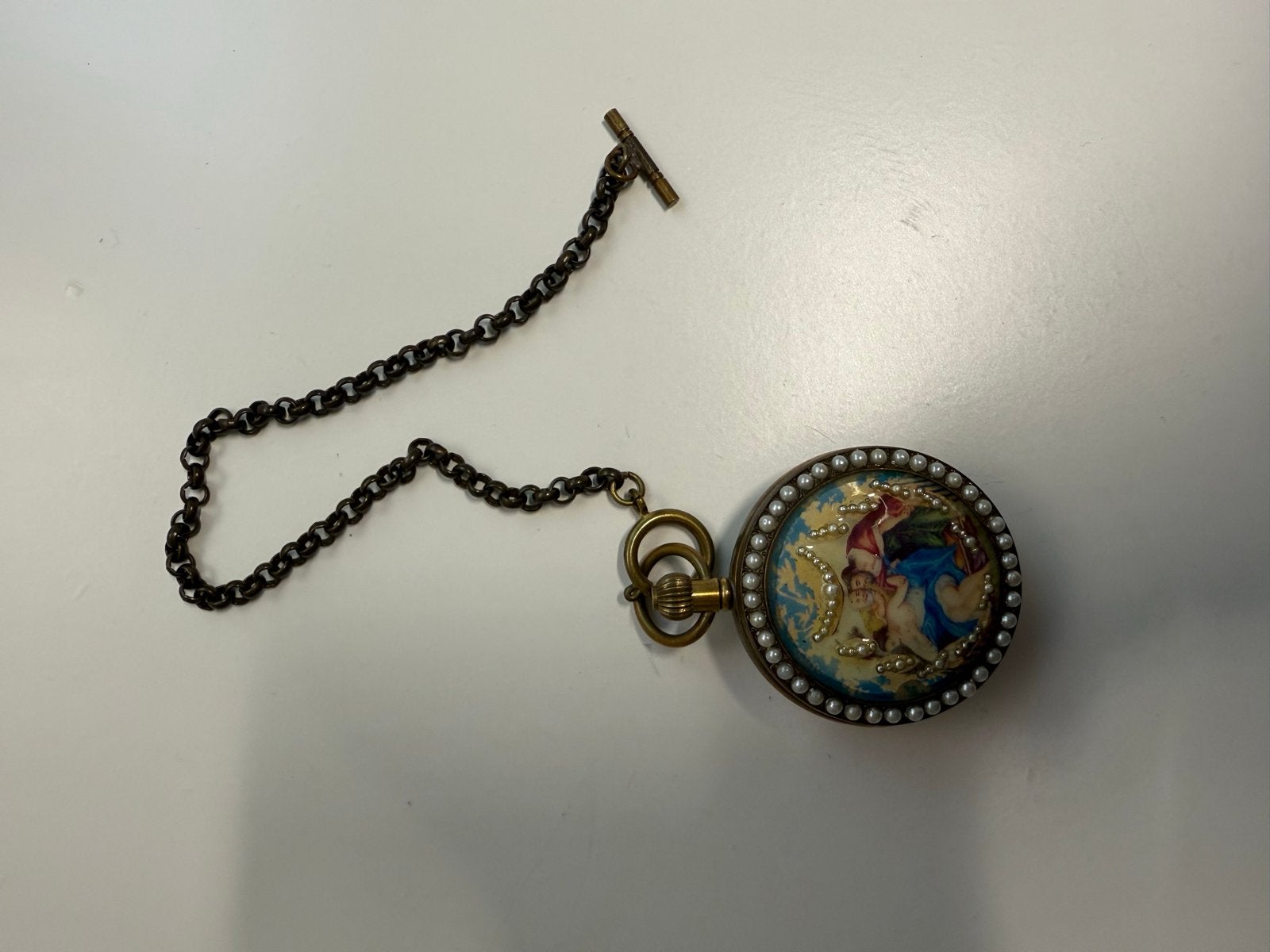 Antiek zakhorloge met ketting en decoratieve achterkant, Sieraden, Tassen en Uiterlijk, Ophalen of Verzenden, Brons, Overige typen