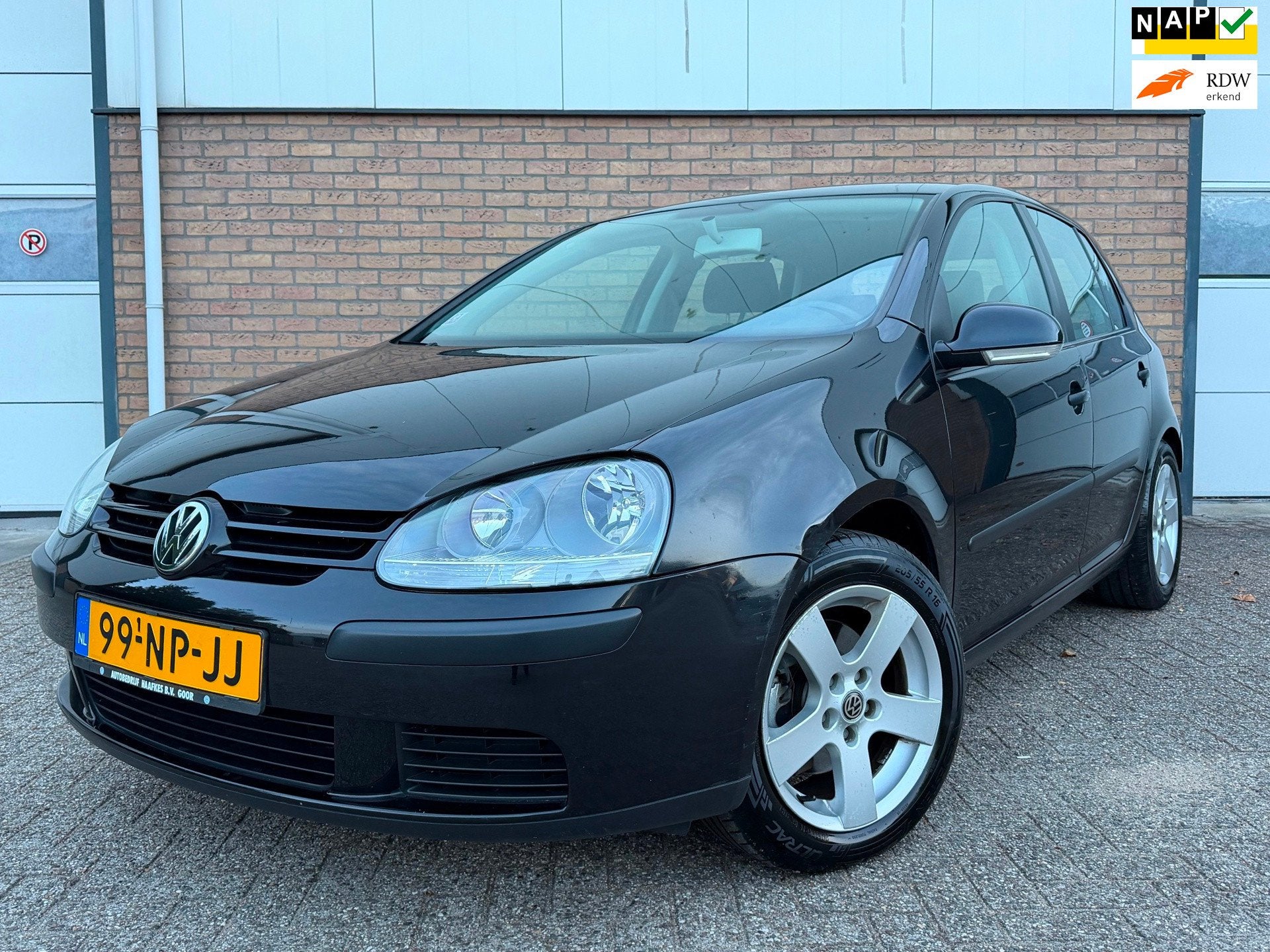 Volkswagen Golf 1.6 FSI AIRCO/5DEURS/105.780 KM/1e eigenaar!, Auto's, Voorwielaandrijving, Gebruikt, 4 cilinders, Zwart
