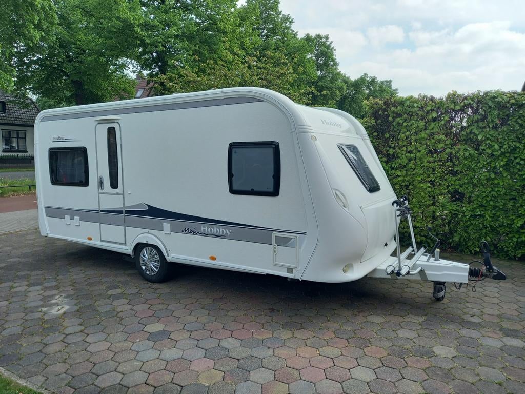 Hobby 495 Exellent 2013 mover, Isabella tent, fietsendrager, Caravans en Kamperen, Hobby, Frans bed, Particulier, 5 tot 6 meter