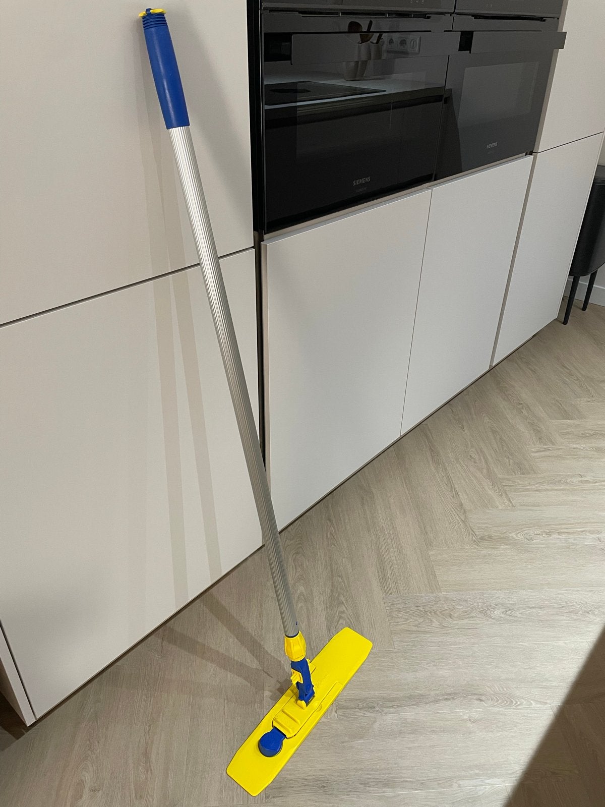 Jemako Vloerwisser Geel/Blauw met Telescoopsteel 115-200 cm, Huis en Inrichting, Schoonmaakartikelen, Ophalen, Mop of Dweil