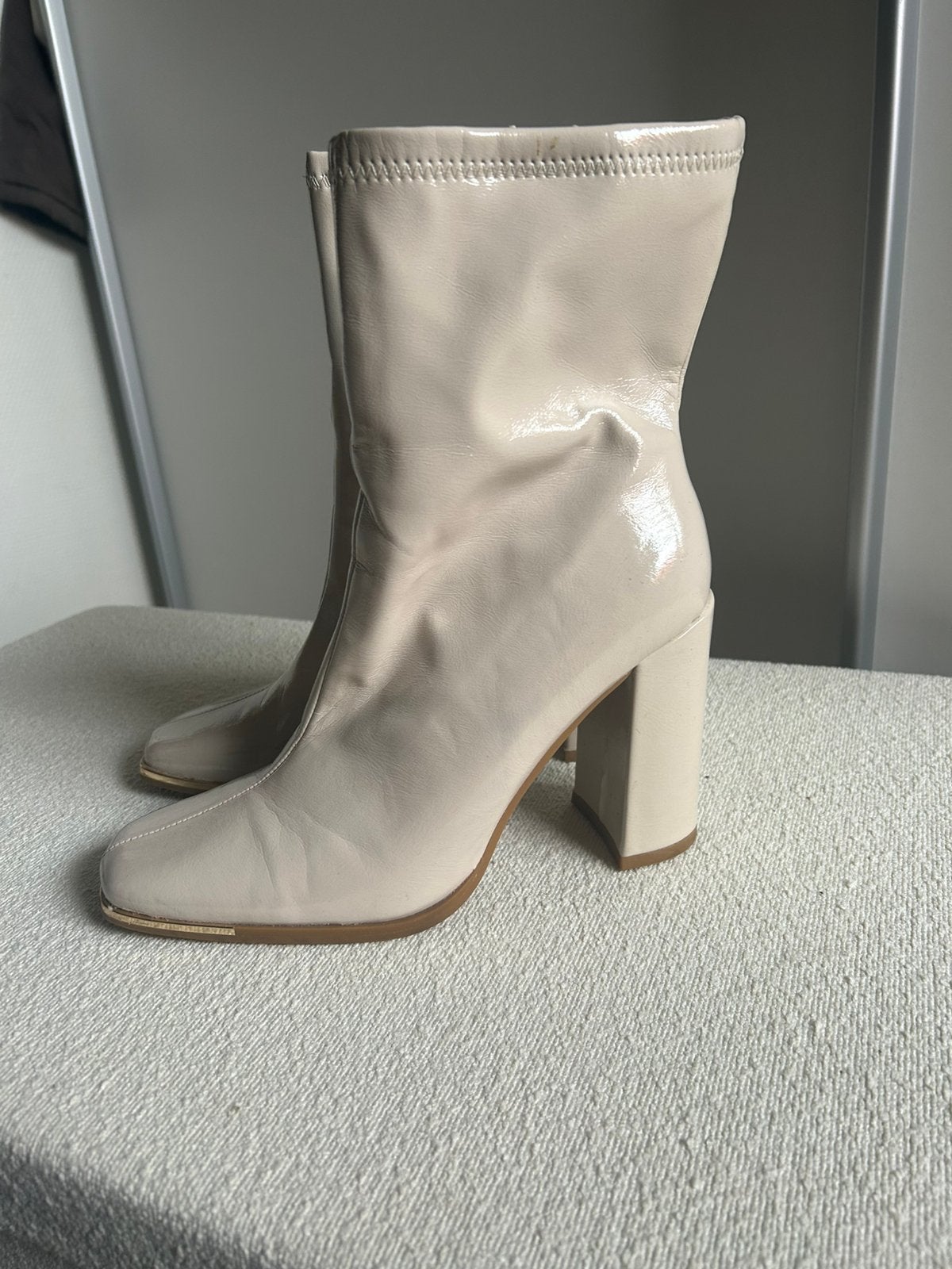 Beige lak laarsjes, Ophalen of Verzenden, Zo goed als nieuw, Beige