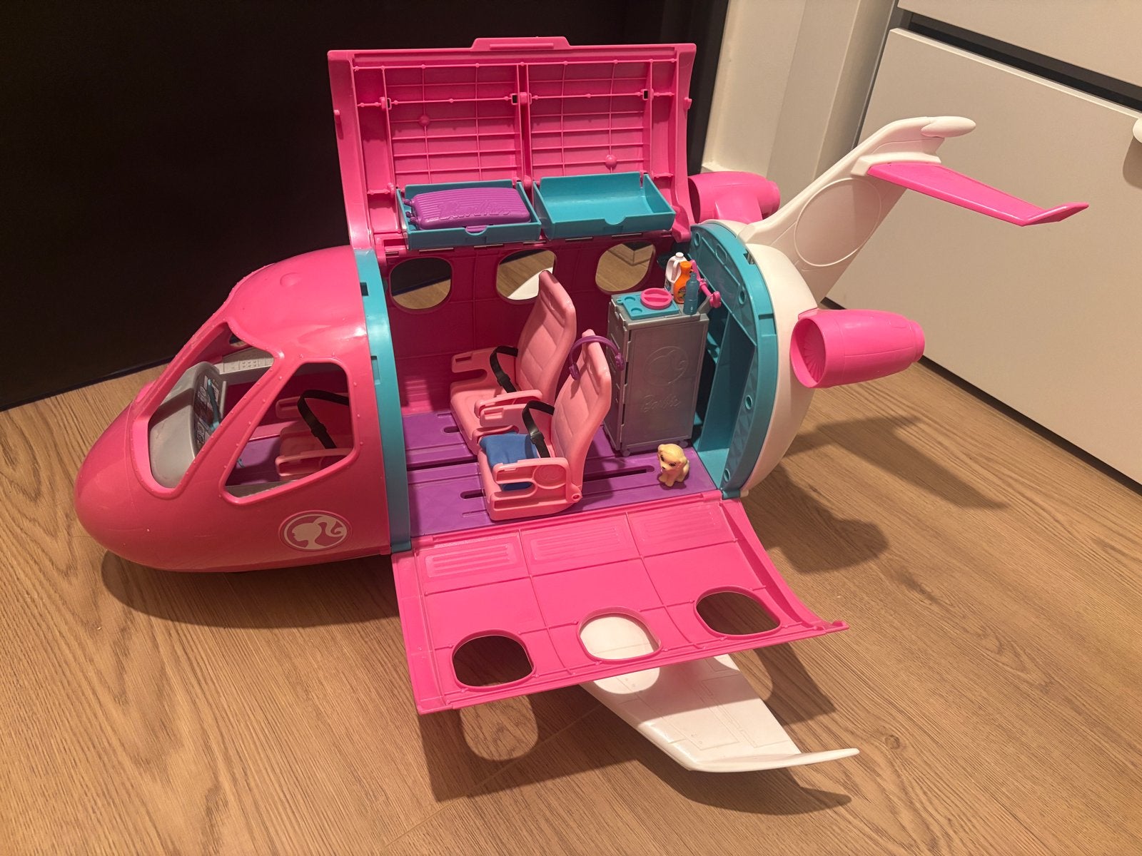 Barbie vliegtuig met accessoires, Ophalen of Verzenden, Gebruikt