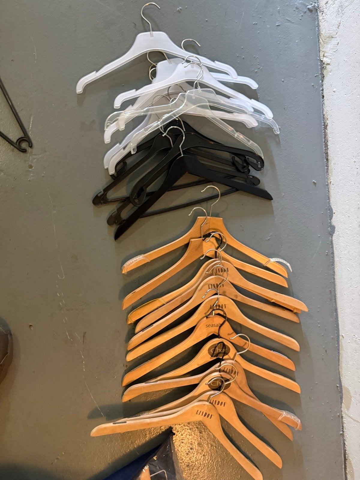 Diverse kledinghangers: Hout, kunststof, metaal, Ophalen, Gebruikt, Overige materialen, Volwassenen